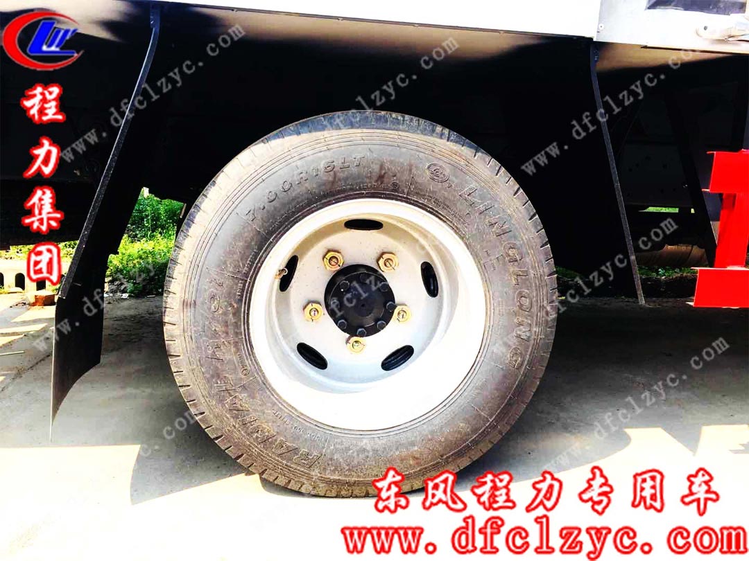 東風(fēng)小多利卡危險品廂式運輸車細節(jié)